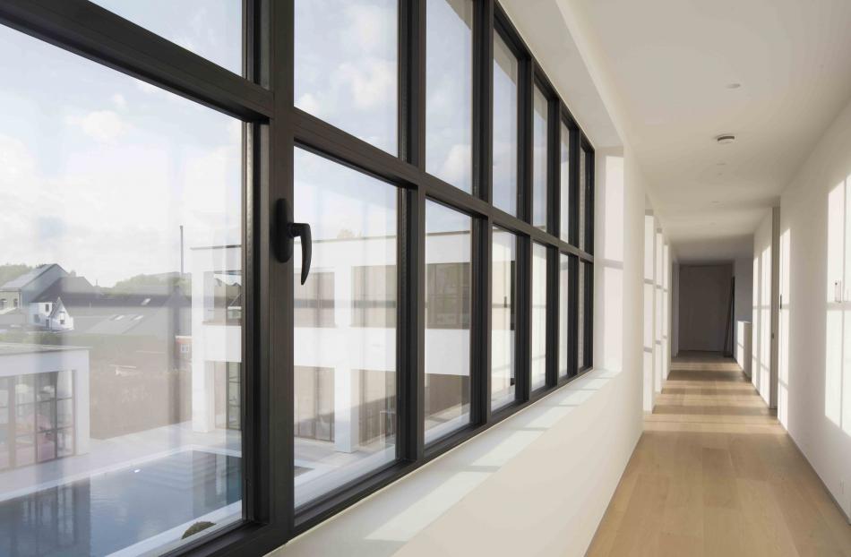 Why is it better to make window frames from aluminium and not steel?